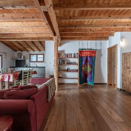 Spacious Loft On Pedestrian Street With Views Apartment