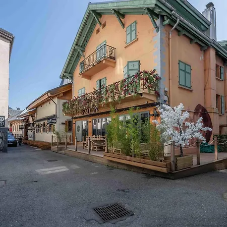 Spacious Loft On Pedestrian Street With Views