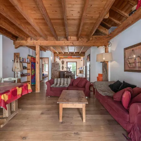 Spacious Loft On Pedestrian Street With Views アパート シャモニー