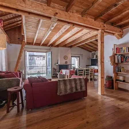Spacious Loft On Pedestrian Street With Views Apartament