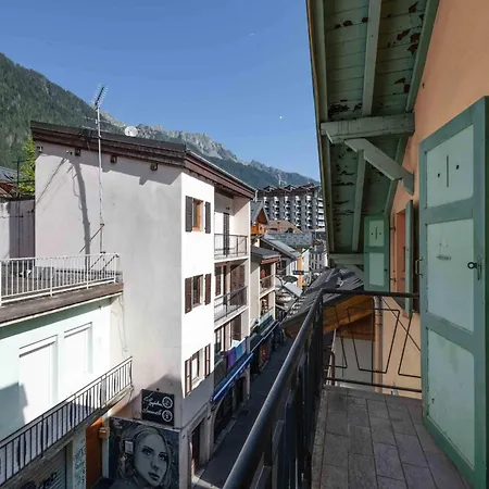 Spacious Loft On Pedestrian Street With Views *