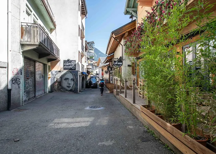 Апартаменти Spacious Loft On Pedestrian Street With Views *