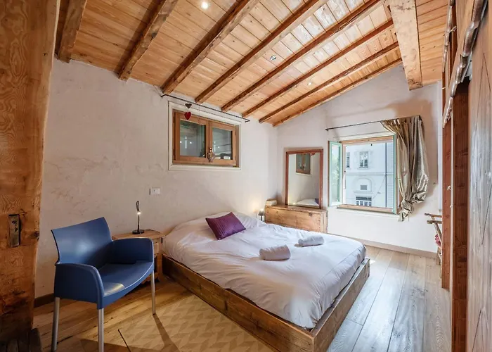 Spacious Loft On Pedestrian Street With Views *