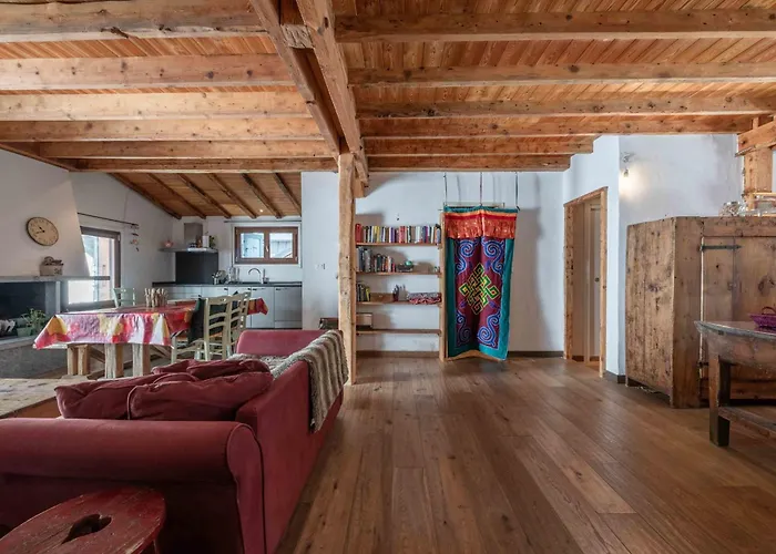 Spacious Loft On Pedestrian Street With Views Апартаменти