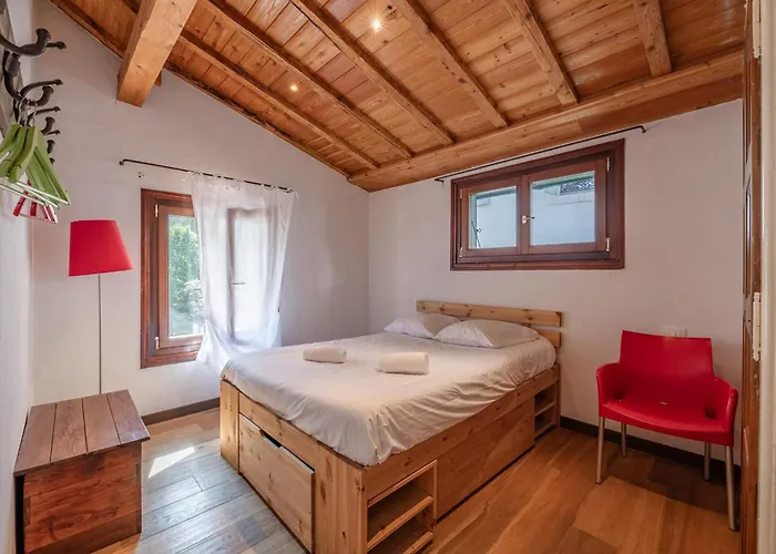 Spacious Loft On Pedestrian Street With Views Апартаменти *