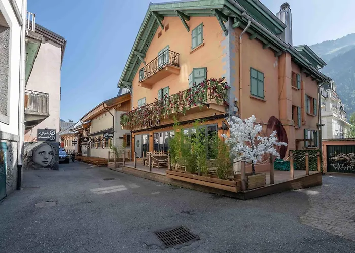 Spacious Loft On Pedestrian Street With Views