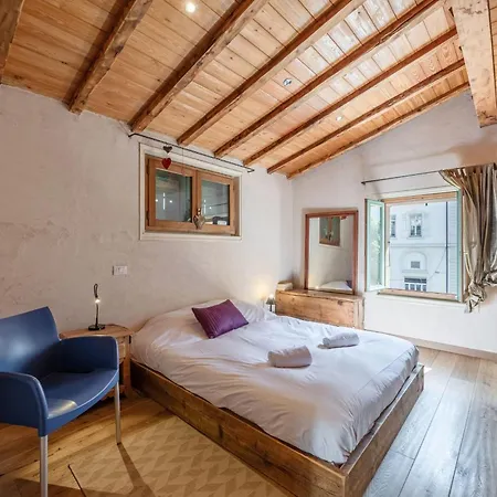 Spacious Loft On Pedestrian Street With Views *